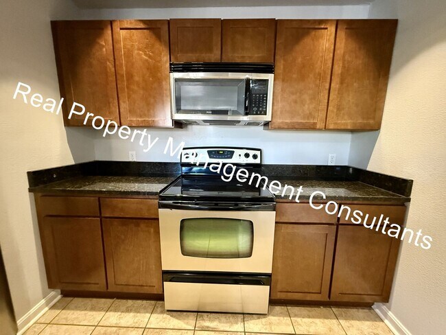 Building Photo - 2 Bed 2 Bath West Plaza Urban Oasis