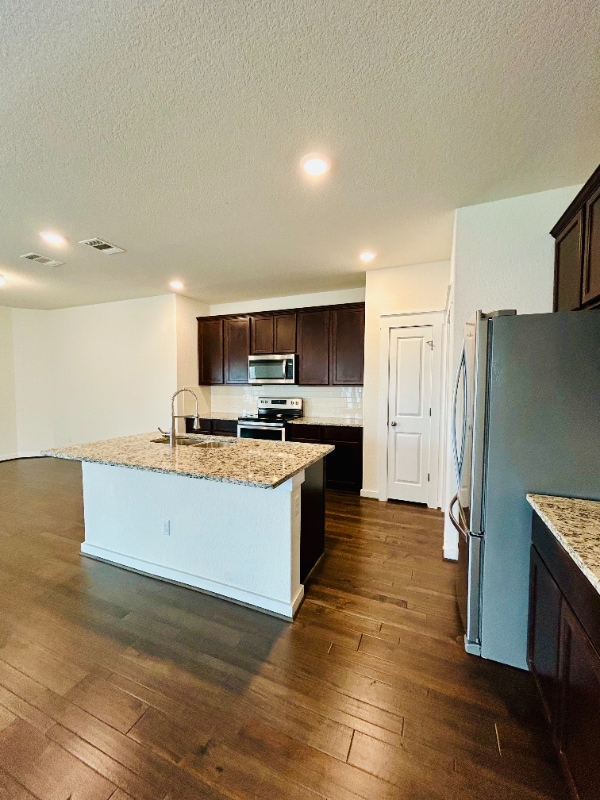 Building Photo - 741 Carol Dr