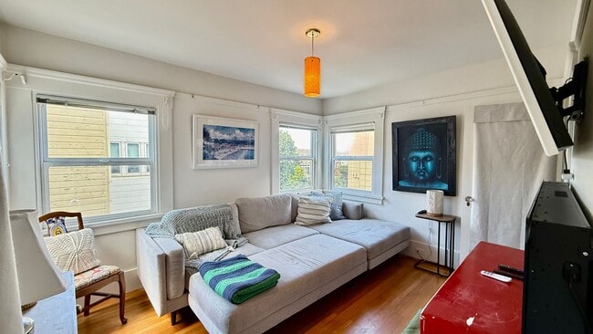 Building Photo - DREAM HOME! Spacious 3 BR + Sunroom/ 1.5 BA  in the Richmond area- AMSI