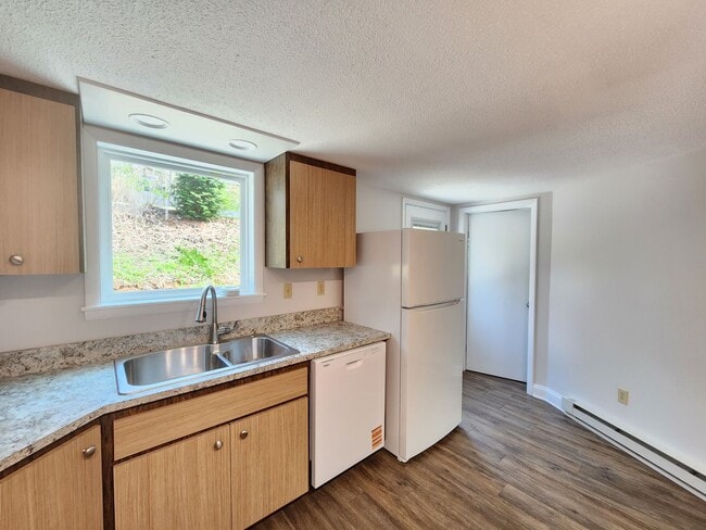 Building Photo - West Asheville Apartment!