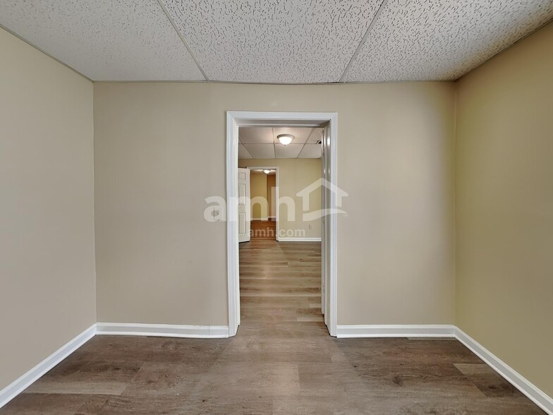 Building Photo - 190 Paris Dr