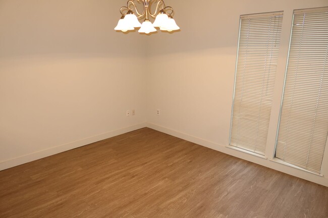 Building Photo - 2 Bedroom, 2 Bath, 1 Car Half-plex in the ...