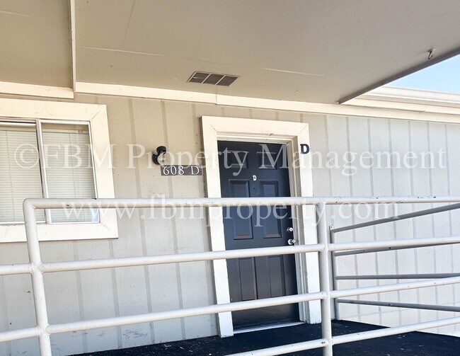 Building Photo - 608-B Walter Stephenson - Downstairs 2 Bed...