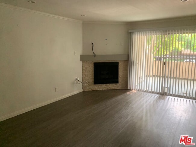 Building Photo - 5530 Owensmouth Ave