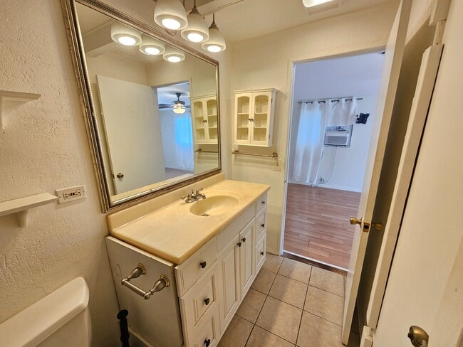 Building Photo - 1 bedroom 1 bath Apartment. NO parking. Upstairs unit.