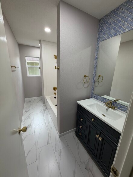 Hall bathroom w/tub-shower combo - 415 N 33rd St