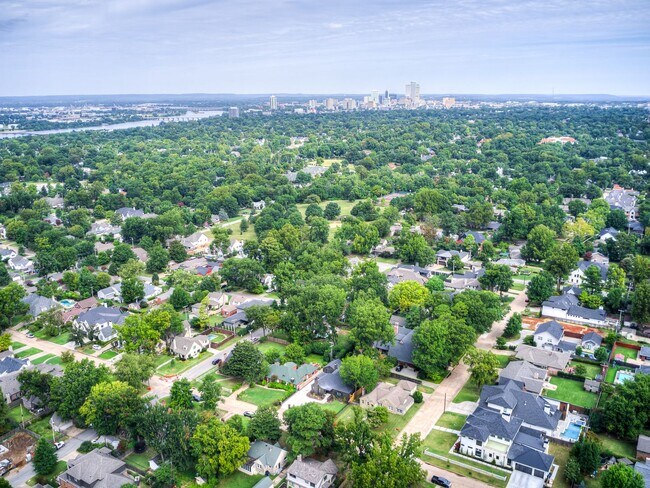 Building Photo - Luxury Living in the Heart of Tulsa