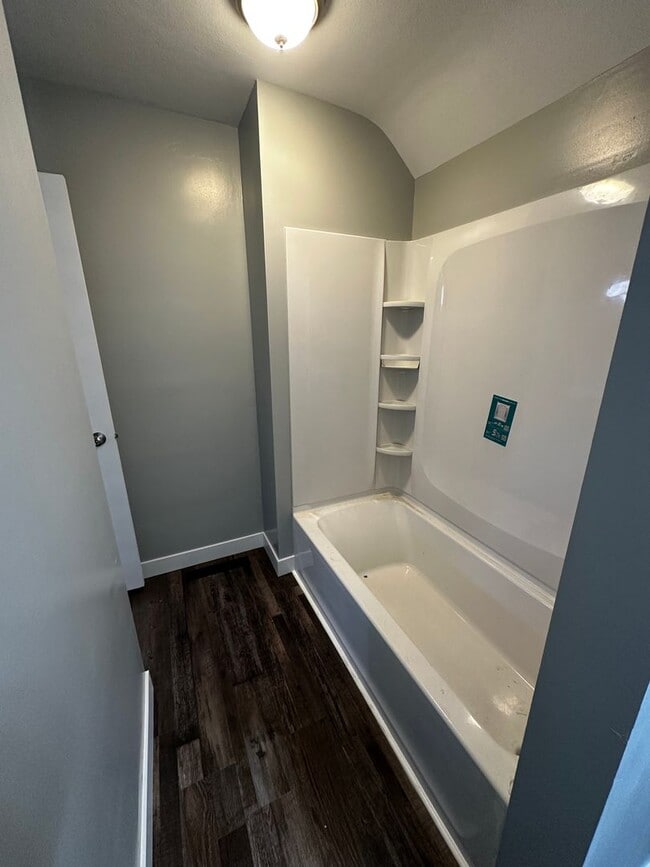 Building Photo - 1946 St Lawrence Ave