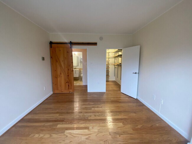 Building Photo - Updated One Bed One Bath Just a block from...