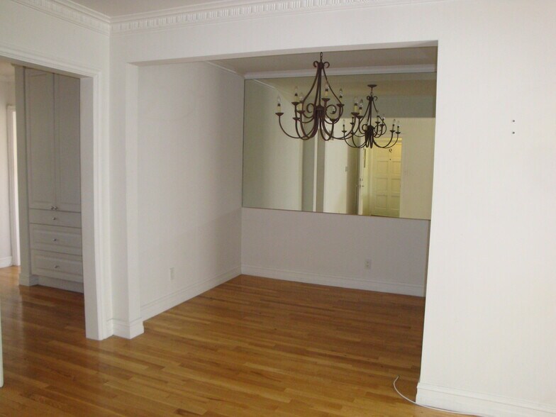 Building Photo - 1538 N Hayworth Ave
