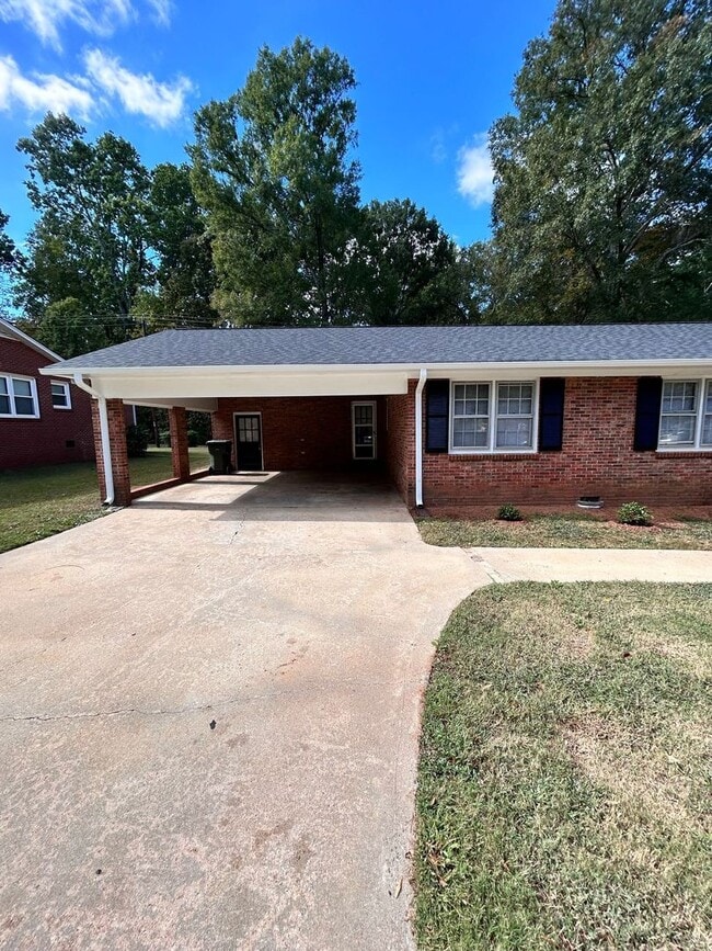 Building Photo - 3 Bedroom, 2 Bathroom Brick Home