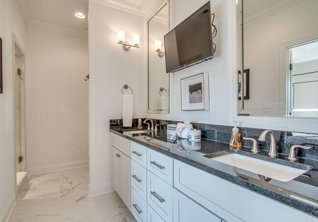 Building Photo - Beautifully appointed 3-bedroom furnished townhome in sought-after Hillsboro Village!