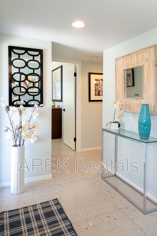 Building Photo - 2204 W Acacia Rd