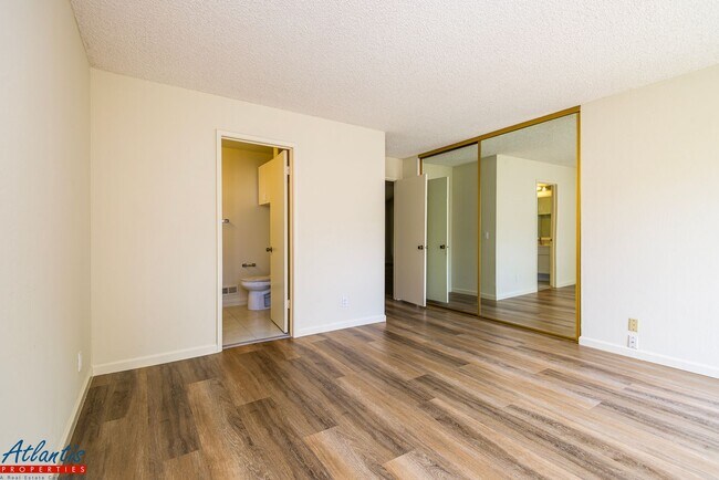 Building Photo - Lovely Townhouse | Loft | A/C | Desirable ...