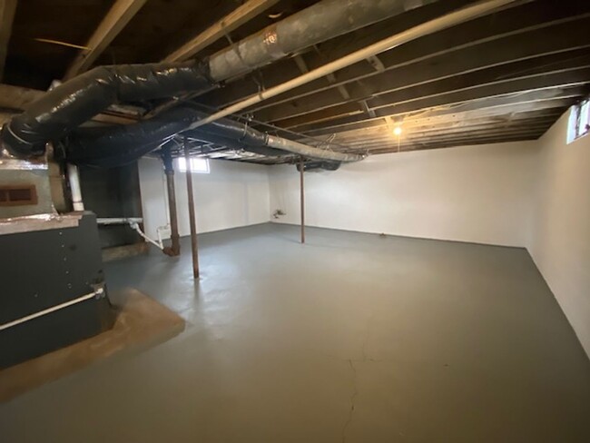 Building Photo - Two bedroom, one bathroom single home in S...