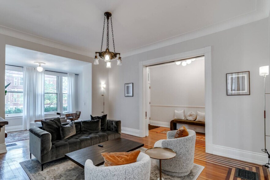 Building Photo - 353 Thrall St