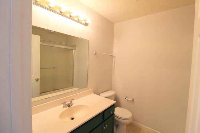 Building Photo - 3 story townhome with fenced in yard for rent in Taylor Springs