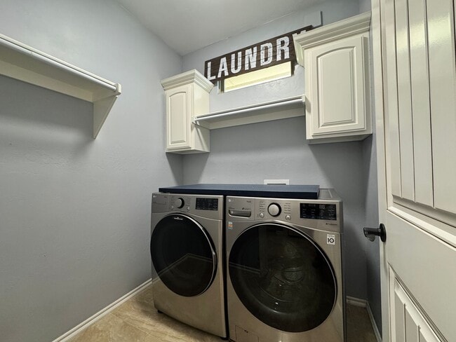 Building Photo - Spacious 3 Bedroom 2.5 Bath Home Near Okla...