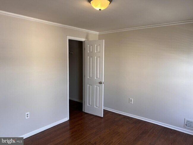 Building Photo - 2079 E Hagert St