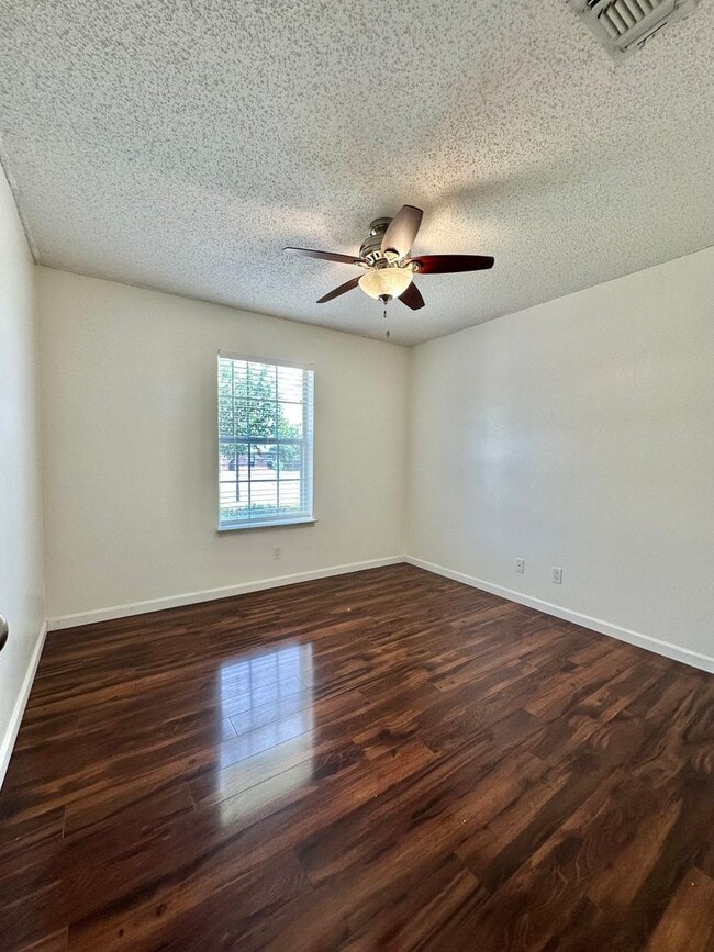 Building Photo - Move in Ready... Charming Home In The Bluf...