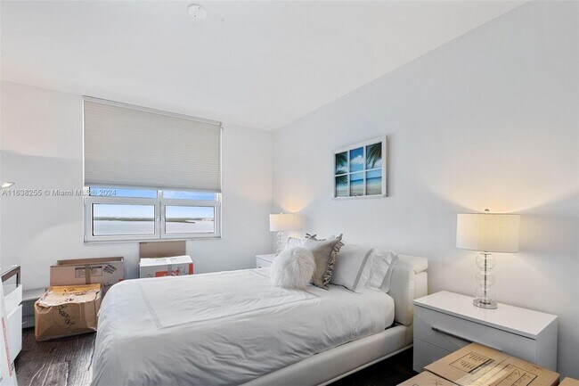 Building Photo - 808 Brickell Key Dr