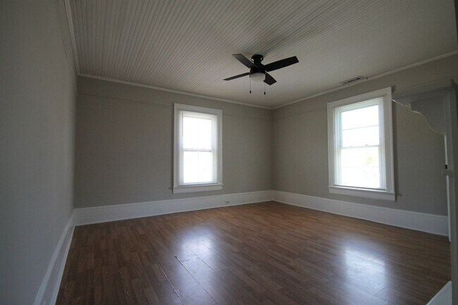 Building Photo - Exclusively Offered By Muse Realty Rentals...