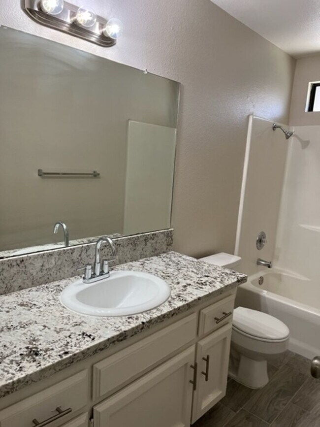 Building Photo - PR-817