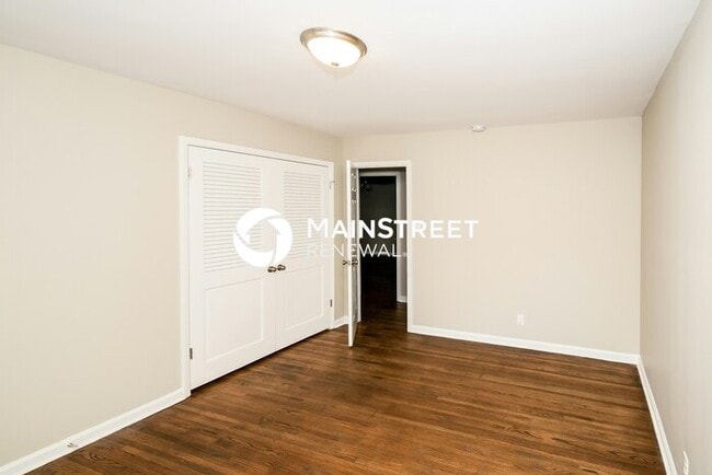 Building Photo - 5 Bedroom Pet-Friendly Home in Center Poin...