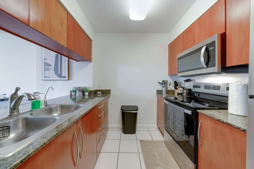 Building Photo - 1 SE 12th St