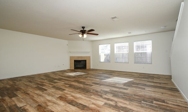 Building Photo - For Lease | 4 Bed, 2.5 Bath |2,314 Sq Ft |...
