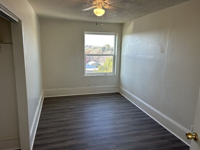 Building Photo - Spacious Remodeled Victorian Unit