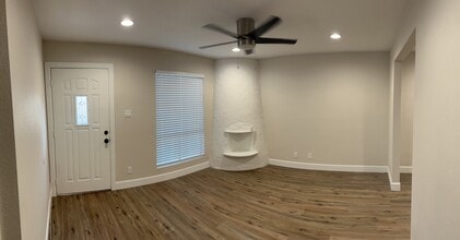 Building Photo - 8020 E Oak St