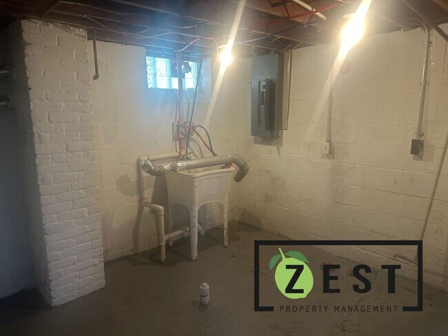 Building Photo - WELCOME HOME! 3BDRM 1.5BTH w/ GARAGE!!! AN...