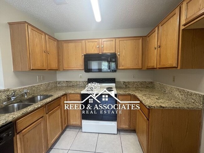 Building Photo - Charming Home Located in Quiet Cove!