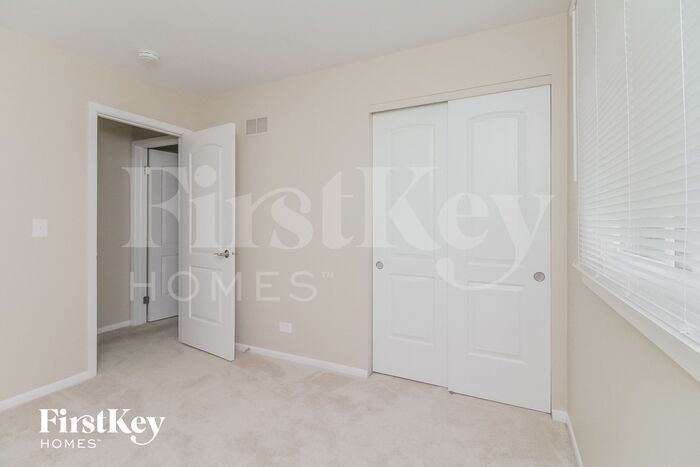 Building Photo - 6S124 Lakewood Dr