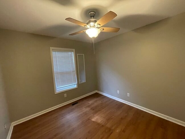 Building Photo - 2 bedroom 1 bath renovated home