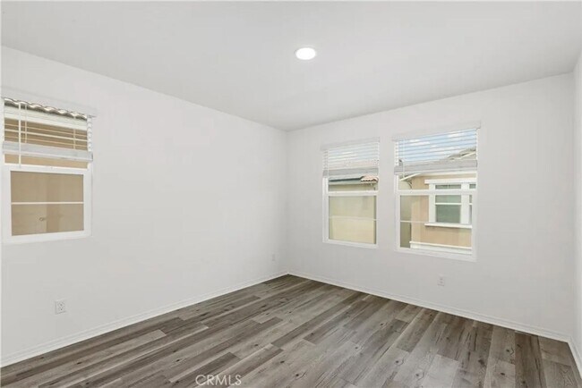 Building Photo - Great 3 bed 3 bath home