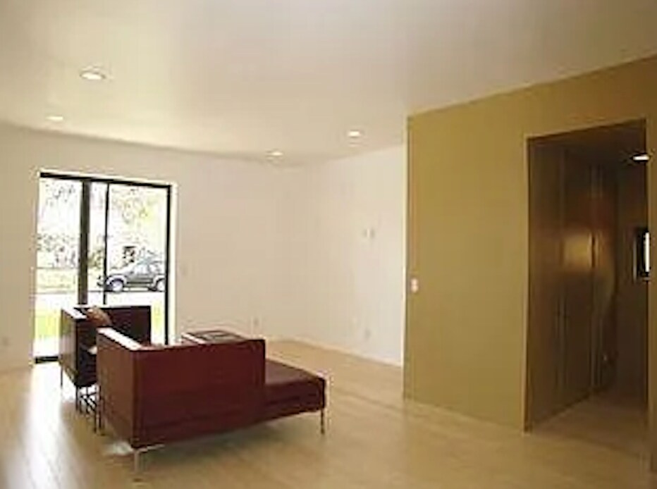 Building Photo - 2030 S Williams St