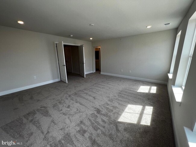 Building Photo - 327 Foundry St