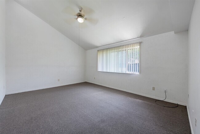 Building Photo - 1915 Mustang Springs Dr