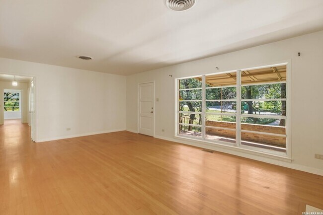 Building Photo - 207 Canyon Dr