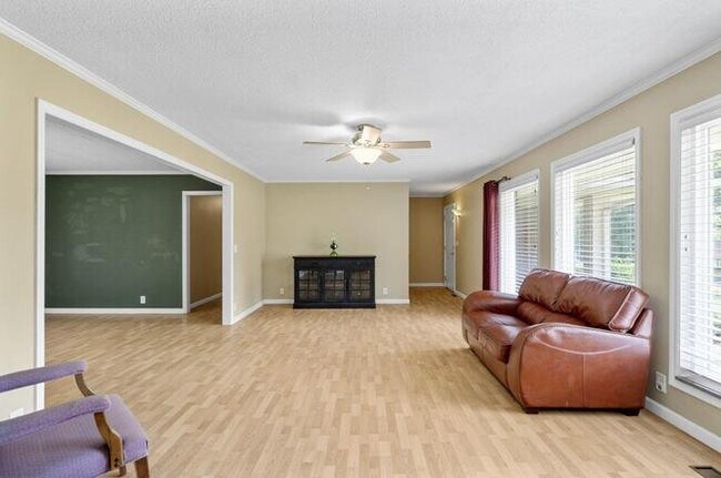 Building Photo - 4717 Brentwood Dr