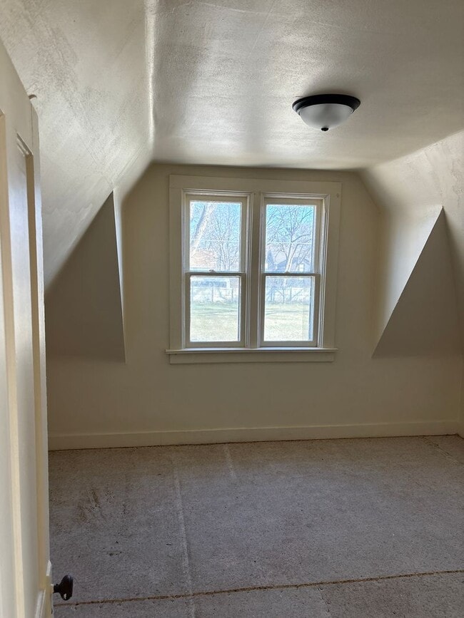 Building Photo - SPACIOUS 4 BEDROOM HOME READY TO WELCOME YOU