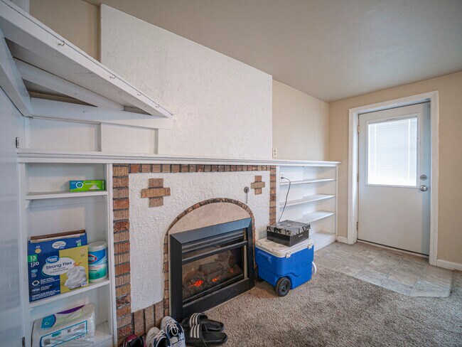 Building Photo - 1140 NE Lake St