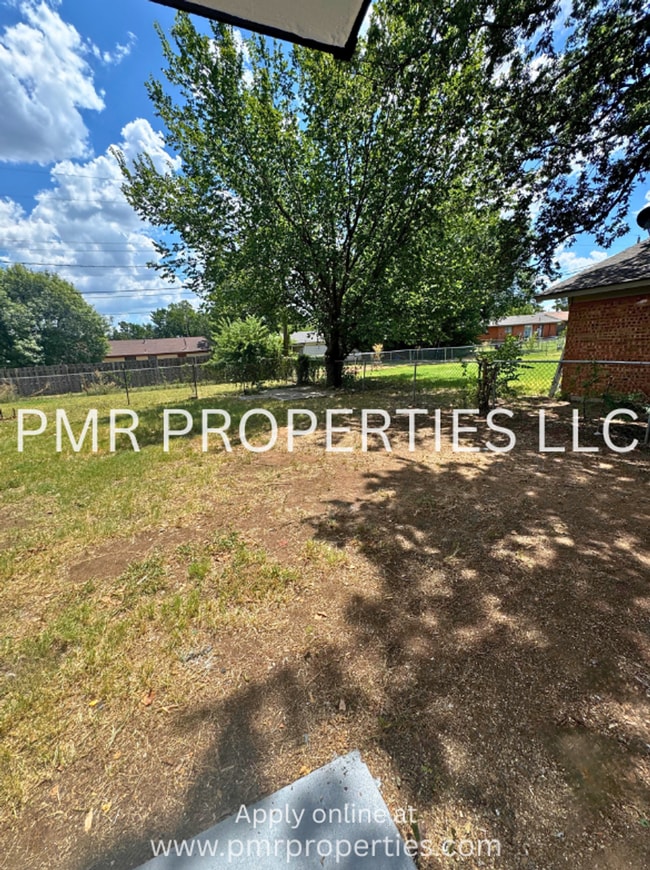 Building Photo - 3 Bedroom / 1.5 Bathroom Home