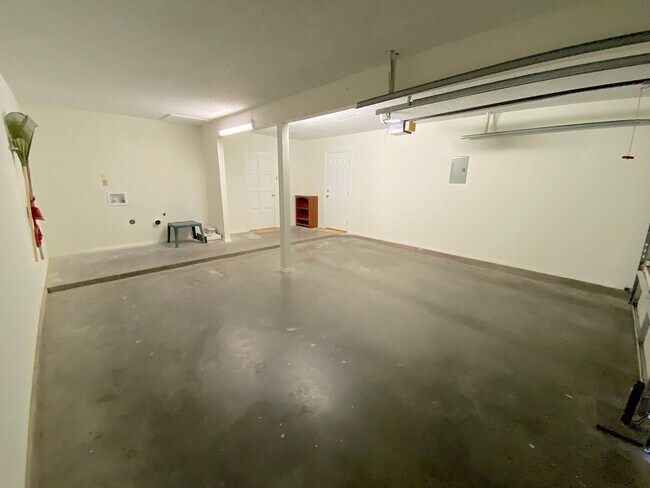 Building Photo - 5012 Salem Dr