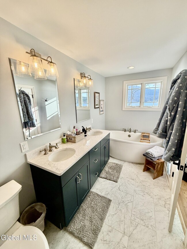 Building Photo - 16 Newton St