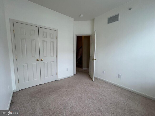 Building Photo - 1379 Parish Ave