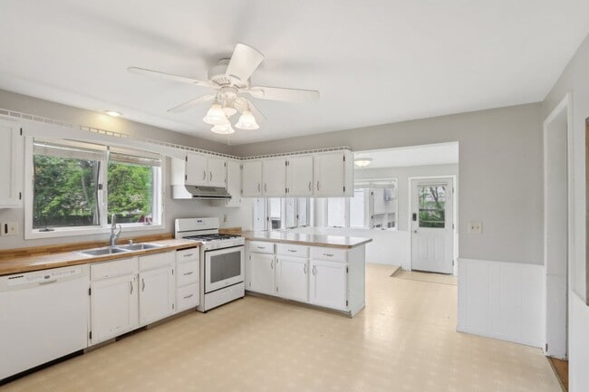Building Photo - Charming 3-Bedroom Home for Rent in Lake M...