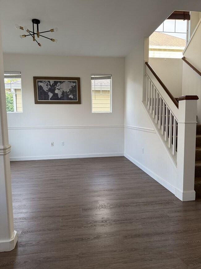 Building Photo - Spacious 3 Bed/2.5 Bath Federal Way Home.